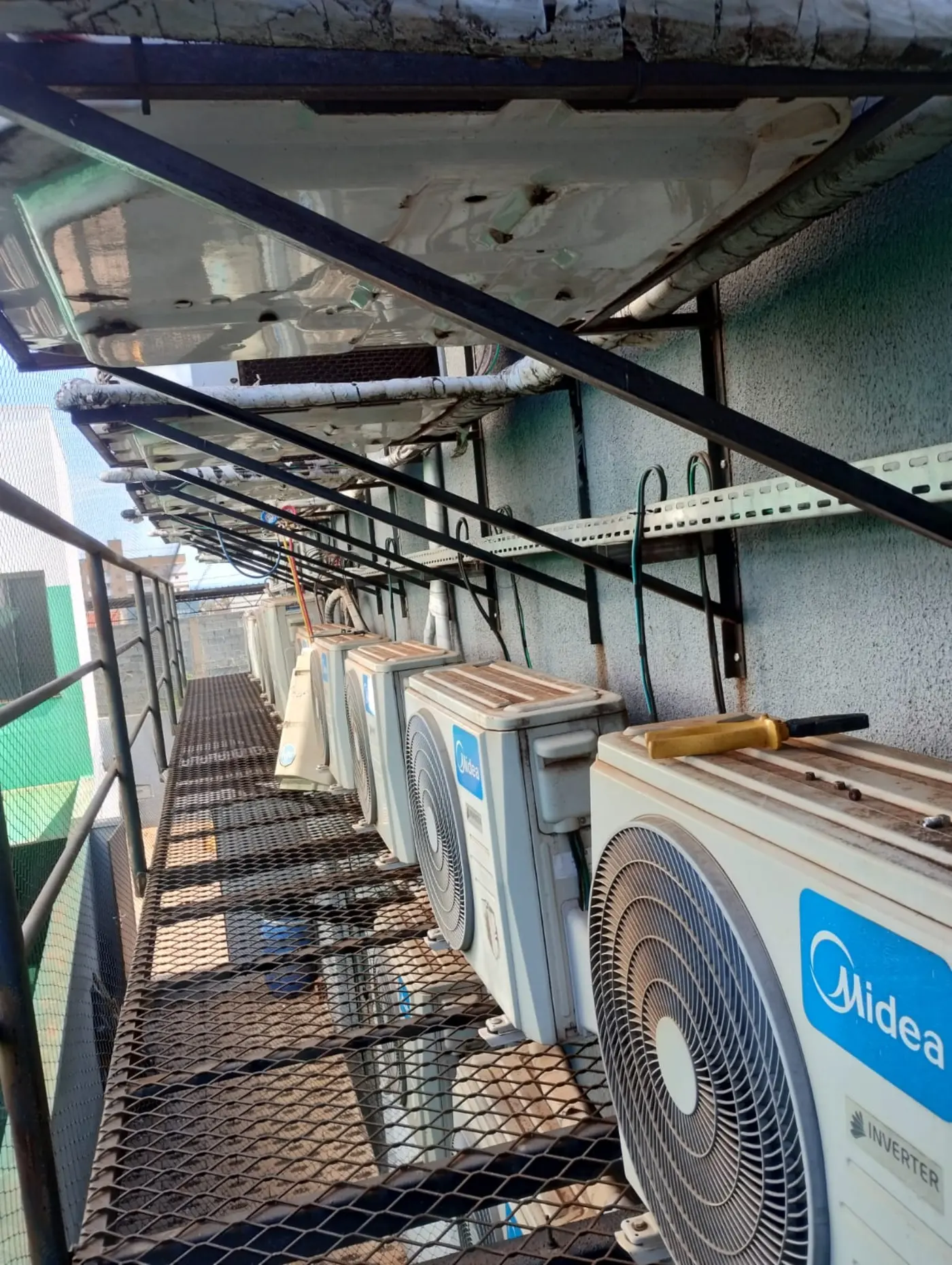 Fileira de unidades condensadoras em empresa atendida pela Sevem Climatização